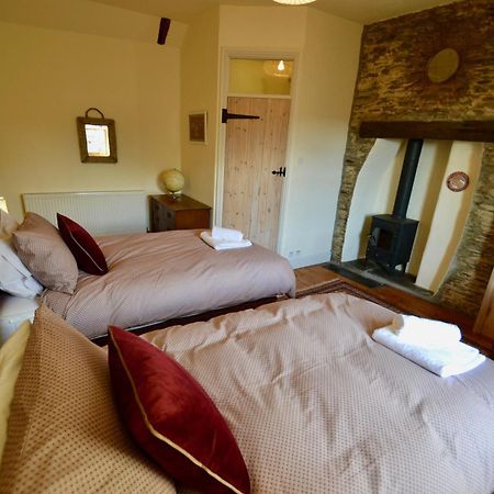 バーンスタプル Holwell Holistic Retreat Bed & Breakfast エクステリア 写真
