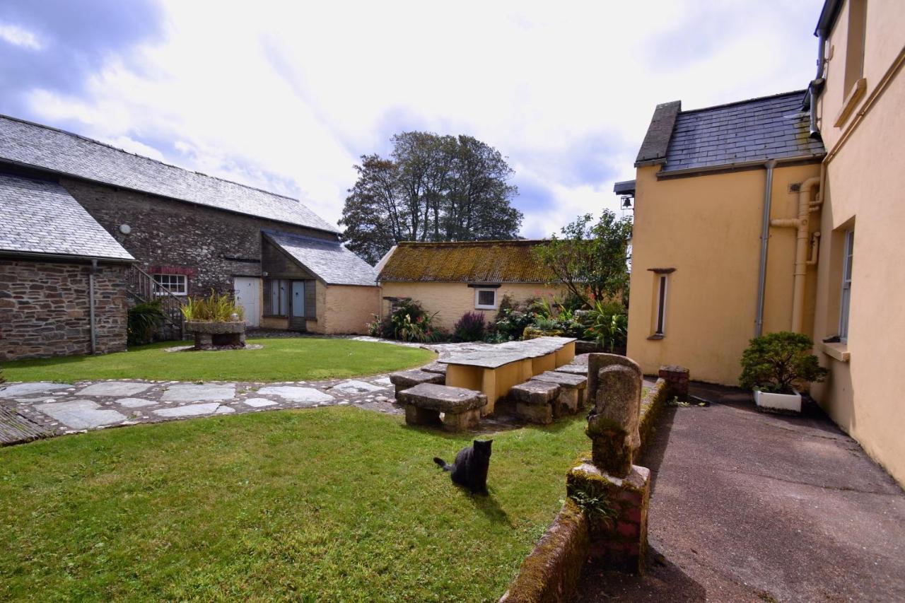 バーンスタプル Holwell Holistic Retreat Bed & Breakfast エクステリア 写真